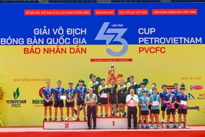 Đại diện Ban tổ chức trao huy chương và cúp cho các đội đoạt giải tại nội dung đồng đội nam. (Ảnh: DUY LINH)