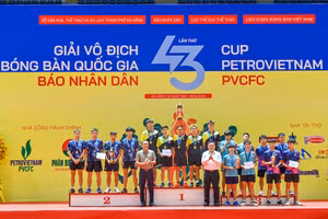 Đại diện Ban tổ chức trao huy chương và cúp cho các đội đoạt giải tại nội dung đồng đội nam. (Ảnh: DUY LINH)