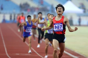 Vận động viên Lương Hữu Phước bứt tốc về đích, bỏ xa tất cả các đối thủ để đoạt Huy chương Vàng ở nội dung 1500m tại SEA Games 31. (Ảnh: Trương Anh Đức)