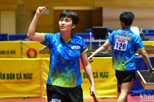 Tay vợt Nguyễn Khoa Diệu Khánh ăn mừng sau khi kết thúc trận đấu. (Ảnh: DUY LINH)