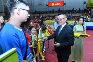 Tổng Biên tập Báo Nhân Dân Lê Quốc Minh, Trưởng Ban Chỉ đạo Giải trao tặng kỷ niệm chương cho các đội. (Ảnh: ĐĂNG KHOA)