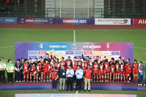 [Ảnh] Khoảnh khắc bóng đá nữ Việt Nam trên bục vinh quang SEA Games 32