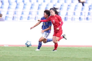 Thanh Nhã tranh bóng cùng tuyển thủ Nhật Bản. (Ảnh: LL)