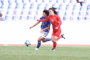 Thanh Nhã tranh bóng cùng tuyển thủ Nhật Bản. (Ảnh: LL)