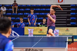 Lê Tiến Đạt thắng "nghẹt thở" Nguyễn Đức Tuân để giúp Hà Nội T&T vào chung kết nội dung đồng đội nam. (Ảnh: DUY LINH)