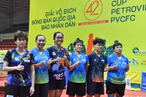 Các vận động viên TP Hồ Chí Minh 1 ăn mừng chiến thắng vô địch nội dung đồng đội nữ. 