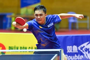 Tay vợt sinh năm 2001 - Đinh Anh Hoàng thi đấu bùng nổ tại trận chung kết đơn nam Giải vô địch bóng bàn quốc gia Báo Nhân Dân lần thứ 43. (Ảnh: DUY LINH)