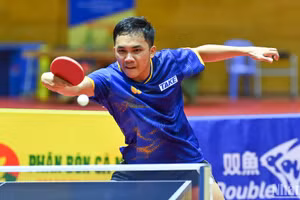 Tay vợt sinh năm 2001 - Đinh Anh Hoàng thi đấu bùng nổ tại trận chung kết đơn nam Giải vô địch bóng bàn quốc gia Báo Nhân Dân lần thứ 43. (Ảnh: DUY LINH)