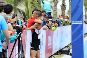 Niềm vui chiến thắng của vận động viên Phạm Tiến Sản sau khi về đích. (Ảnh: TTXVN)