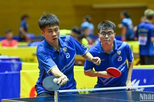 Cặp đôi Vũ Mạnh Huy và Tạ Hồng Khánh (Công an nhân dân T&T) đã xuất sắc loại 2 tay vợt mạnh Nguyễn Đức Tuân và Đoàn Bá Tuấn Anh (Hải Dương-Long Hải) tại nội dung đôi nam. (Ảnh: DUY LINH)