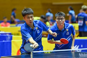 Cặp đôi Vũ Mạnh Huy và Tạ Hồng Khánh (Công an nhân dân T&T) đã xuất sắc loại 2 tay vợt mạnh Nguyễn Đức Tuân và Đoàn Bá Tuấn Anh (Hải Dương-Long Hải) tại nội dung đôi nam. (Ảnh: DUY LINH)