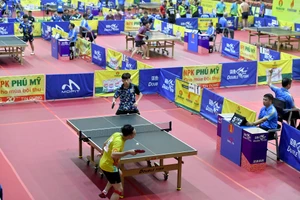 [Video] Ca sĩ Tùng Dương và Á hậu Lê Nguyễn Ngọc Hằng biểu diễn tại Giải vô địch Bóng bàn Quốc gia Báo Nhân Dân lần thứ 42