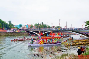 Những chiếc cầu là khán đài chật cứng người đến cổ vũ cho lễ hội đua thuyền truyền thống mừng Tết Độc lập. 