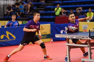 Đinh Anh Hoàng-Lê Đình Đức (Hà Nội T&T) bảo vệ thành công chức vô địch nội dung đôi nam Giải vô địch bóng bàn quốc gia Báo Nhân Dân. (Ảnh: DUY LINH)