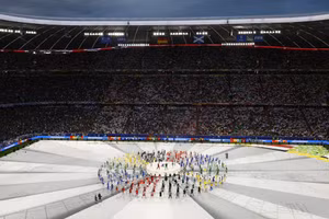 Các nghệ sĩ bắt đầu xuất hiện trên sân vận động Allianz Arena. (Ảnh: Reuters)