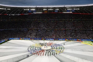 Các nghệ sĩ bắt đầu xuất hiện trên sân vận động Allianz Arena. (Ảnh: Reuters)