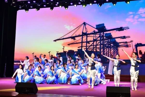 Tiết mục văn nghệ về thành phố Cảng, thành phố Hải Phòng tại Lễ Bế mạc Hội khỏe Phù Đổng.