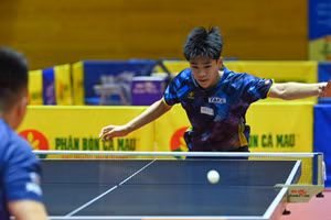 Tay vợt trẻ Đỗ Mạnh Lương (Hà Nội 1) giành thắng lợi bất ngờ với tỷ số 3-1 trước Nguyễn Đức Tuân (Hải Dương-Long Hải 1) tại bán kết đồng đội nam. (Ảnh: DUY LINH)