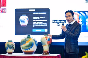 Nghệ nhân ưu tú Trần Đức Tân giới thiệu về các sản phẩm OCOP được gắn chip định danh số tại sự kiện ra mắt chuyên trang OCOP của Báo Nhân Dân.