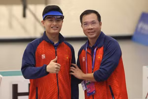 Xạ thủ Phạm Quang Huy và huấn luyện viên Hoàng Xuân Vinh. (Ảnh: Huy Đăng)