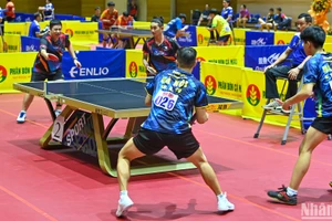 Trận đấu tại nội dung đôi nam giữa Trần Anh Tuấn-Tăng Phạm Trọng Hiếu với Nguyễn Anh Tú-Đỗ Mạnh Lương (Hà Nội). (Ảnh: DUY LINH)