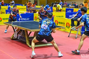 Trận đấu tại nội dung đôi nam giữa Trần Anh Tuấn-Tăng Phạm Trọng Hiếu với Nguyễn Anh Tú-Đỗ Mạnh Lương (Hà Nội). (Ảnh: DUY LINH)