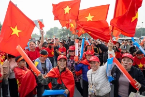 [Ảnh] Dòng người hâm mộ chào đón những nhà vô địch về nước