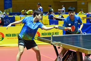 Nguyễn Văn Nam - Nguyễn Khoa Diệu Khánh giành thắng lợi với tỷ số 3-1, giành chức vô địch đôi nam nữ. (Ảnh: DUY LINH)