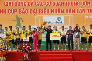 Đội bóng Tập đoàn Nhật Thành nâng cao chiếc cúp vô địch. 