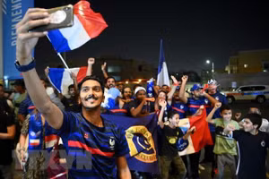 Cổ động viên đội tuyển Pháp tại Doha, Qatar. (Ảnh: AFP/TTXVN)