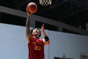 Đinh Thanh Tâm dứt điểm cận rổ.