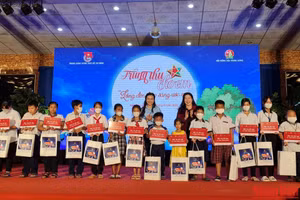 Đồng chí Nguyễn Phạm Duy Trang, Bí thư Ban Chấp hành Trung ương Đoàn, Chủ tịch Hội đồng Đội Trung ương và đồng chí Lê Hồng Thắm, Phó Chủ tịch thường trực Hội đồng nhân dân tỉnh Kiên Giang trao bảo trợ cho 27 em thiếu nhi mồ côi cha, mẹ do ảnh hưởng bởi đại dịch Covid-19 trên địa bàn tỉnh Kiên Giang, tối 7/9.