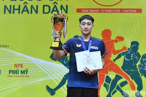 Nguyễn Anh Tú nâng cao cúp vô địch nội dung đơn nam. 