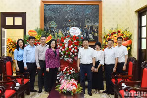 Bộ trưởng Y tế Đào Hồng Lan tặng hoa chúc mừng Báo Nhân Dân nhân dịp kỷ niệm 99 năm Ngày Báo chí cách mạng Việt Nam. (Ảnh: THỦY NGUYÊN)