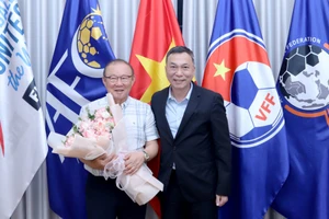 Chủ tịch VFF Trần Quốc Tuấn tặng hoa chúc mừng tân Phó Chủ tịch KFA Park Hang Seo. (Ảnh: VFF)