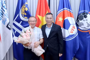Chủ tịch VFF Trần Quốc Tuấn tặng hoa chúc mừng tân Phó Chủ tịch KFA Park Hang Seo. (Ảnh: VFF)