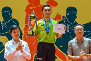 Đinh Anh Hoàng trên bục nhận danh hiệu nhà vô địch đơn nam của giải đấu. (Ảnh: DUY LINH)