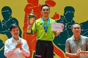 Đinh Anh Hoàng trên bục nhận danh hiệu nhà vô địch đơn nam của giải đấu. (Ảnh: DUY LINH)