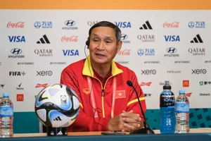 HLV Mai Đức Chung tại buổi họp trước trận đấu gặp đội tuyển nữ Hà Lan. (Ảnh: VFF)