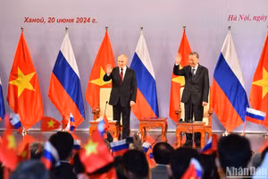 [Ảnh] Chủ tịch nước Tô Lâm và Tổng thống Vladimir Putin gặp lãnh đạo Hội hữu nghị Việt-Nga và các thế hệ cựu sinh viên Việt Nam học tại Nga