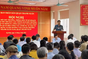 Ban quản lý dự án quận Thanh Xuân thông tin đến người dân về chính sách bồi thường, hỗ trợ tái định cư khi triển khai dự án xây dựng tuyến đường vào cụm 3 trường, phường Thanh Xuân Nam.