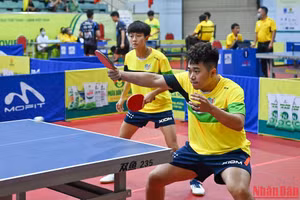 Nguyễn Đức Tuân nỗ lực thi đấu ở nội dung đôi nam nữ sau khi không thể giành chức vô địch nội dung đồng đội nam diễn ra tối 14/7. 