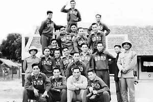 Những cầu thủ đầu tiên của Thể Công. (Ảnh: Tư liệu)