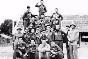 Những cầu thủ đầu tiên của Thể Công. (Ảnh: Tư liệu)