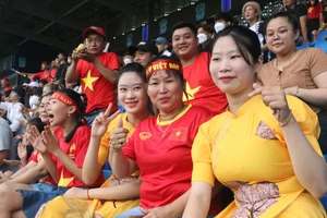 [Ảnh] Người hâm mộ nức lòng với chiến thắng thứ hai của U22 Việt Nam