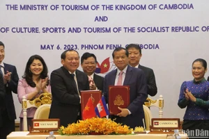 Hai Bộ trưởng ký kết Biên bản ghi nhớ hợp tác. 