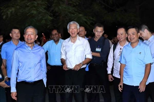 Thủ tướng Cộng hòa Singapore Lý Hiển Long đi dạo tại khu vực Hồ Hoàn Kiếm. (Ảnh: TTXVN)