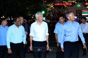 [Ảnh] Thủ tướng Singapore Lý Hiển Long chiêm ngưỡng vẻ đẹp Hà Nội về đêm