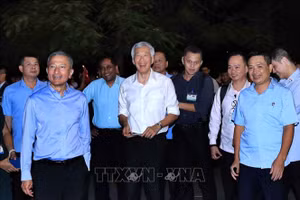 Thủ tướng Cộng hòa Singapore Lý Hiển Long đi dạo tại khu vực Hồ Hoàn Kiếm. (Ảnh: TTXVN)