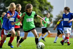 Trẻ em Scotland được tiếp cận bóng đá từ sớm nhờ Quỹ HatTrick của UEFA. (Ảnh: UEFA)